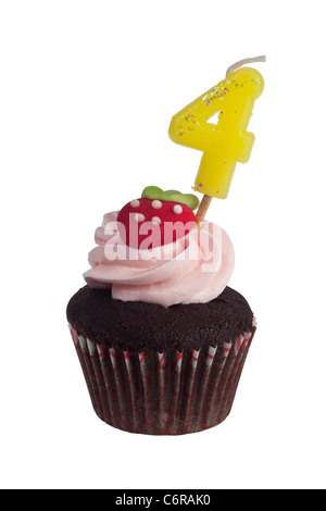 Mini tortina con candela di compleanno per quattro anni di isolati su sfondo bianco Foto Stock