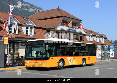 Giallo Autopostale Svizzera in attesa al di fuori di Interlaken Ost (est) Stazione ferroviaria con un servizio a Interlaken Ovest, Svizzera. Foto Stock