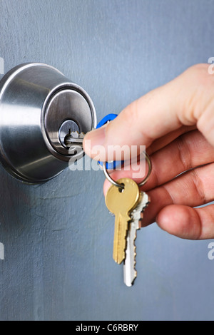Lato inserimento chiavi nella serratura della porta da vicino Foto Stock