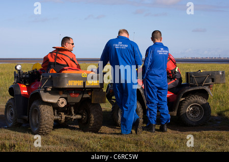 Cocktail in spiaggia con bassa marea su appartamenti di sabbia a Marshside all'inizio della stagione di Cockle picking. Incontro con le mani autorizzato a Southport, Merseyside, Regno Unito Foto Stock