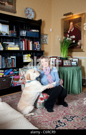 Lady Carnarvon nel suo ufficio, Highclere Castle, Newbury, Berkshire, Inghilterra, Regno Unito. Foto:Jeff Gilbert Foto Stock