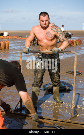 Cocktail in spiaggia con bassa marea su appartamenti di sabbia a Marshside all'inizio della stagione di Cockle picking. Incontro con le mani autorizzato a Southport, Merseyside, Regno Unito Foto Stock