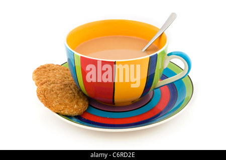 Striata tazza e piattino con due biscotti isolato su bianco Foto Stock