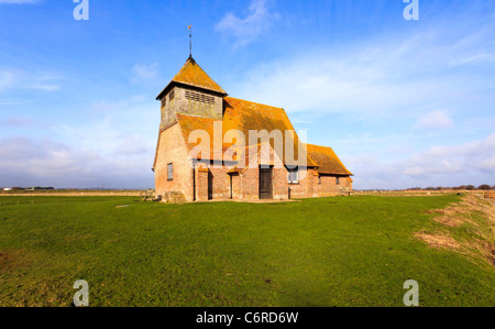 San Tommaso un Beckett chiesa al Fairfield, Romney marsh nel tardo pomeriggio di sole. Foto Stock