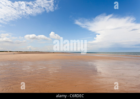 Grande distesa su sky e spiaggia a Brancaster Bay, a nord di Norfolk, Inghilterra Foto Stock