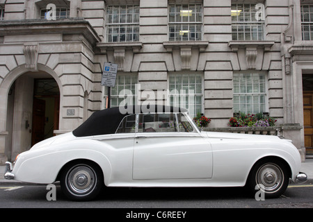 Delizioso Rolls Royce Silver Cloud 11 cabrio, visto qui in Pall Mall, Londra. Foto Stock