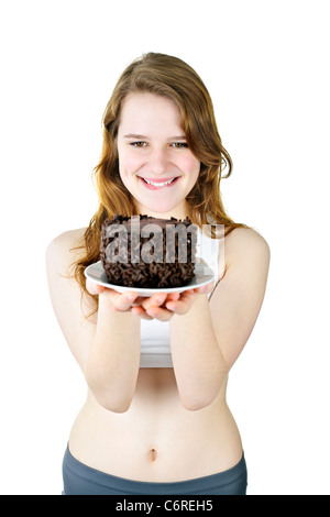 Sorridente giovane donna tentati da una deliziosa torta al cioccolato Foto Stock