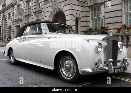 Delizioso Rolls Royce Silver Cloud 11 cabrio, visto qui in Pall Mall, Londra. Foto Stock