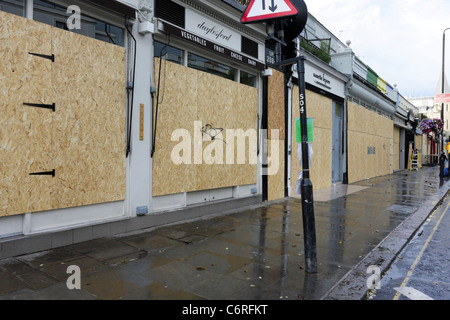 Le contromisure per proteggere le aziende durante il carnevale di Notting Hill a Londra. Foto Stock