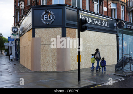 Le contromisure per proteggere le aziende durante il carnevale di Notting Hill a Londra. Foto Stock