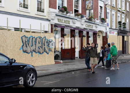 Le contromisure per proteggere le aziende durante il carnevale di Notting Hill a Londra. Foto Stock