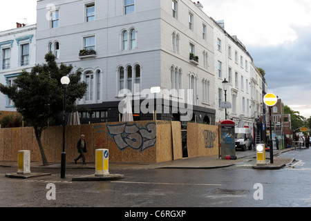 Le contromisure per proteggere le aziende durante il carnevale di Notting Hill a Londra. Foto Stock