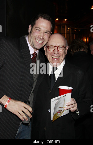 Jon Levenson e Mart Crowley frequentando il 2010 Village Voice OBIE Awards, onorando il meglio di Off-Broadway, tenutasi a Webster Foto Stock