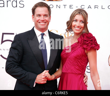 Michael Weatherly e Cote de Pablo, alla cerimonia di chiusura del 2010 Festival della Televisione di Monte Carlo tenutosi a Grimaldi Forum Foto Stock