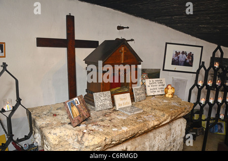 Tomba di San Sarah o Sara, Patrono degli zingari o Roma, nella chiesa fortificata di Les Saintes-Maries-de-la-Mer, Camargue Foto Stock