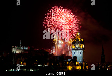 2011 Vergine denaro Fireworks display display concerto finale esplosivo al Edinburgh International Festival Scozia UK Foto Stock