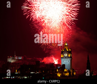 2011 Vergine denaro Fireworks display display concerto finale esplosivo al Edinburgh International Festival Scozia UK Foto Stock