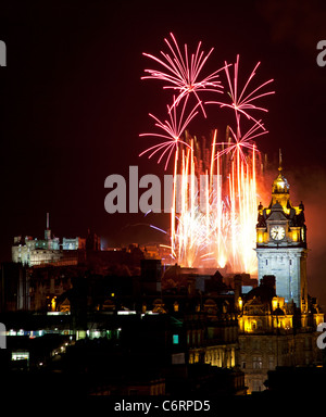 2011 Vergine denaro Fireworks display display concerto finale esplosivo al Edinburgh International Festival Scozia UK Foto Stock