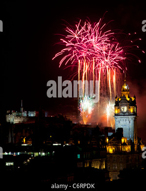 2011 Vergine denaro Fireworks display display concerto finale esplosivo al Edinburgh International Festival Scozia UK Foto Stock