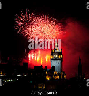 2011 Vergine denaro Fireworks display display concerto finale esplosivo al Edinburgh International Festival Scozia UK Foto Stock