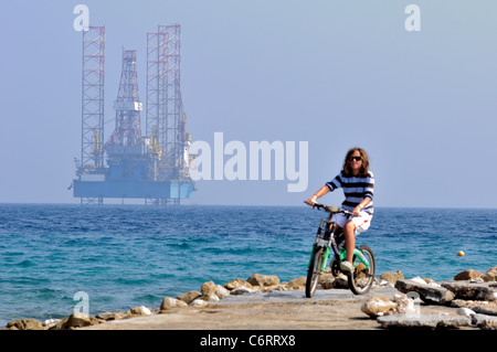 Un jackup oil rig si trova in acque poco profonde del Mar Rosso al largo delle coste di Egitto Al Ain Sokhna. Foto Stock