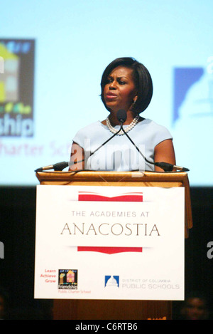 La First Lady Michelle Obama si rivolge a laureati presso Anacostia Senior High School Inizio Washington DC, Stati Uniti d'America - 11.06.10 Foto Stock
