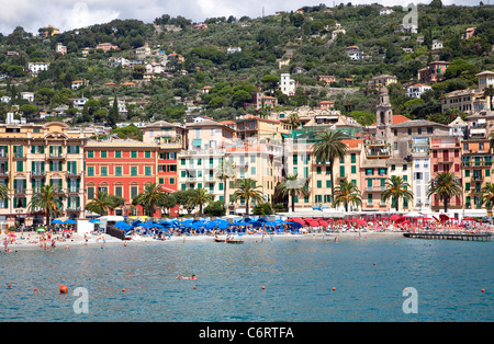 Santa Margherita Ligure, Liguria, Riviera Italiana, con barche, edifici, spiaggia e persone nuoto e relax Foto Stock