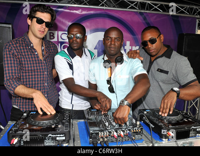 Mark Ronson, Treble T, Trevor Nelson e Mike Anthony BBC Radio 1Xtra DJ relè tentativo di record mondiale tenutasi presso il Vibe bar, Foto Stock