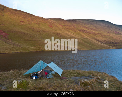 Campeggio selvaggio sui pattini del Llyn y Fan Fawr in Montagna Nera area di Brecon Beacons Foto Stock