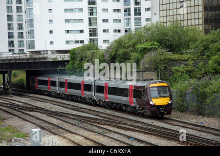 Una classe 170 si diparte la DMU Cardiff con un servizio per Nottingham 28/6/2009 Foto Stock