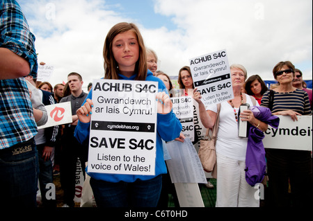 Una protesta da rally Cymdeithas yr Iaith Gymraeg (la lingua gallese società] contro i tagli a S4C a livello nazionale Eisteddfod 2011 Foto Stock