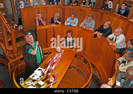 British Medical historian Andrew Cunningham rilancia xvii sec. anatomia Theatre Museum Boerhaave Leiden Paesi Bassi Foto Stock