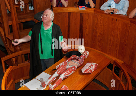 British Medical historian Andrew Cunningham rilancia xvii sec. anatomia Theatre Museum Boerhaave Leiden Paesi Bassi Foto Stock