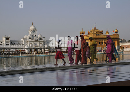 Tempio d'oro, il più sacro tempio sikh di Amritsar. Foto Stock