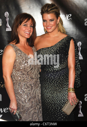 Jessica Simpson e madre Tina la trentacinquesima edizione annuale di Gracie Awards Gala tenutosi presso il Beverly Hilton hotel di Beverly Hills, la California - Foto Stock