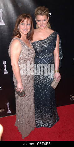 Tina Simpson e Jessica Simpson 35th Gracie annuale Awards Gala tenutosi presso il Beverly Hilton Hotel - Gli arrivi di Los Angeles, Foto Stock