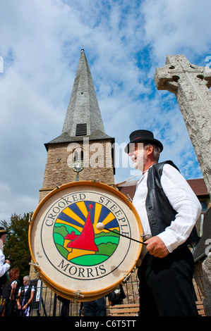 Il batterista con Crooked Steeple Morris ballerini fuori la chiesa di Saint Mary Cleobury Mortimer Shropshire Foto Stock