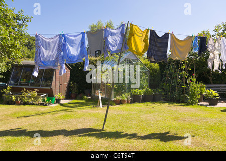 Il lavaggio appeso sulla linea di abbigliamento Foto Stock