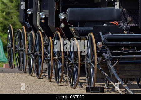 Amish un buggy a cavallo nella piccola città Ohio OH foto immagini immagini grandi ad alta risoluzione orizzontale negli Stati Uniti hi-re Foto Stock