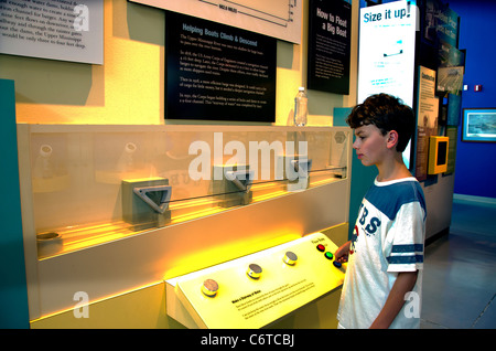 Ragazzo di presentare a livello nazionale grandi fiumi Museo in Alton Illinois Foto Stock