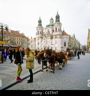 I turisti, barouche, la chiesa di San Nicola, Praga, Repubblica Ceca Foto Stock