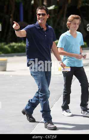 Rob Lowe è stato avvistato fuori e circa a Los Angeles con i suoi figli Matteo Edward Lowe e John Owen Lowe Los Angeles, Stati Uniti d'America - Foto Stock