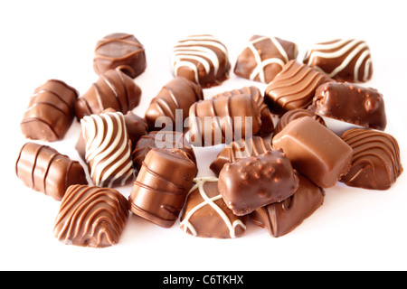 Assortiti praline di cioccolato isolato su bianco Foto Stock