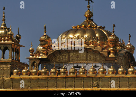 Tempio d'oro, il più sacro tempio sikh di Amritsar. Foto Stock