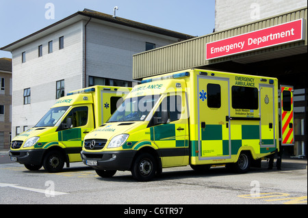 Due ambulanze del dipartimento di emergenza presso il Royal Cornwall Hospital di Truro, Cornwall, Regno Unito Foto Stock