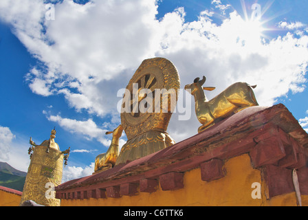 Ruota del Dharma sul tetto del tempio dello Jokhang Foto Stock