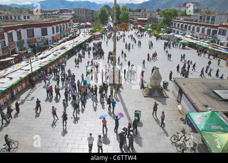 Barkhor Square dal tetto del Jokhang Foto Stock