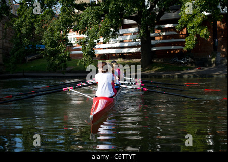 Un signore otto man (persona) equipaggio e cox canottaggio sul fiume Cam a Cambridge, UK. Foto Stock