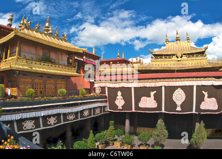 Tetto e vista sul cortile di Jokhang Tempio Foto Stock