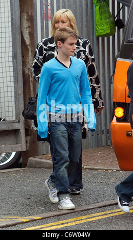 Spellbound il "Gran Bretagna's Got Talent' concorrenti presso gli studi televisivi davanti alla seconda live semi finale stasera. Foto Stock